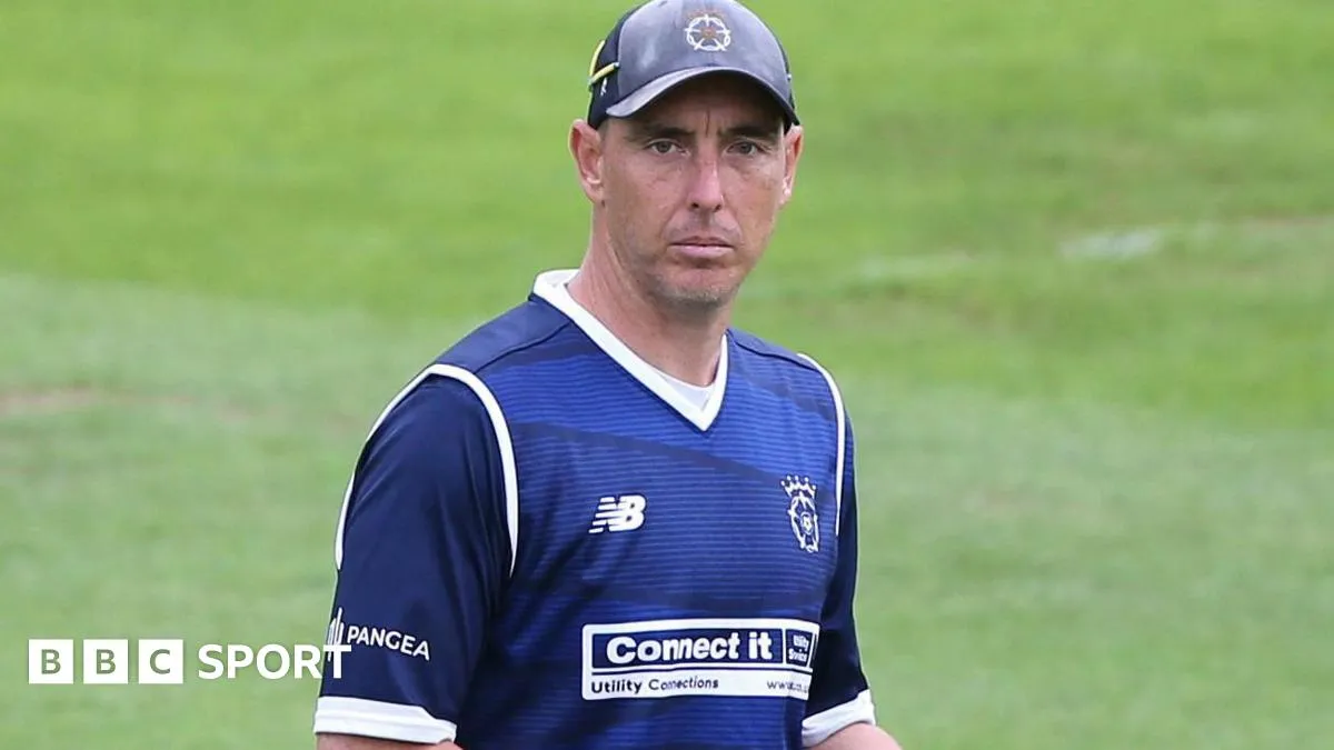 Hampshire bowler Abbott signs one-year extension