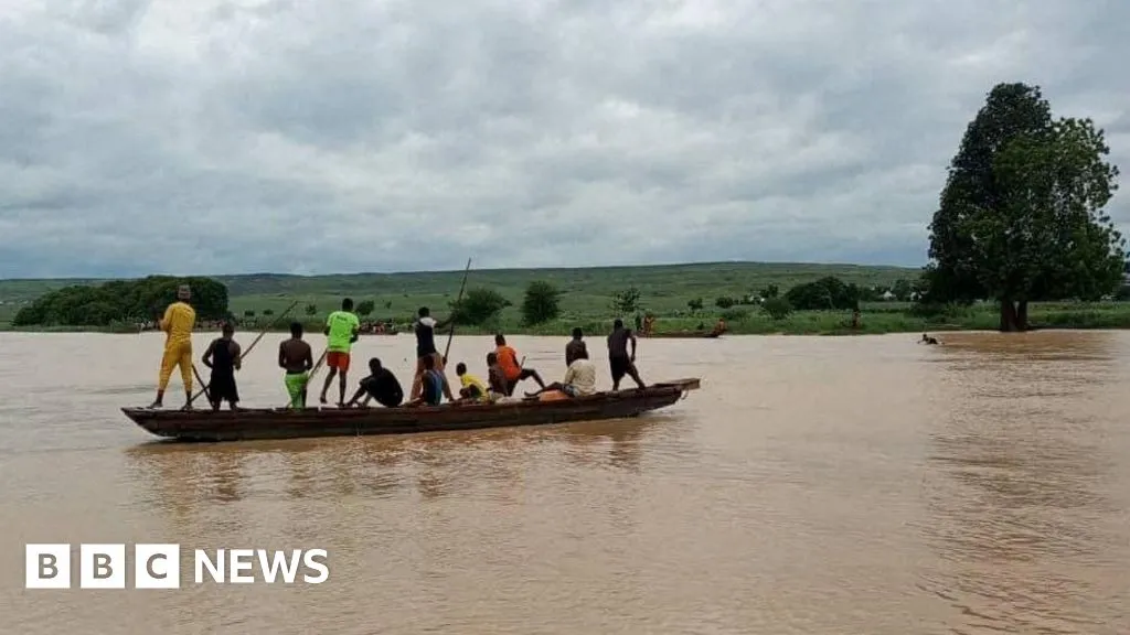 Dozens die after boat hits tree stump in Nigeria