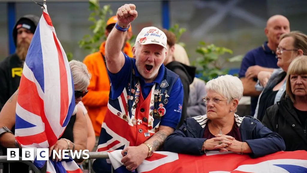 Hundreds face off outside Falkirk hotel in asylum seeker protests