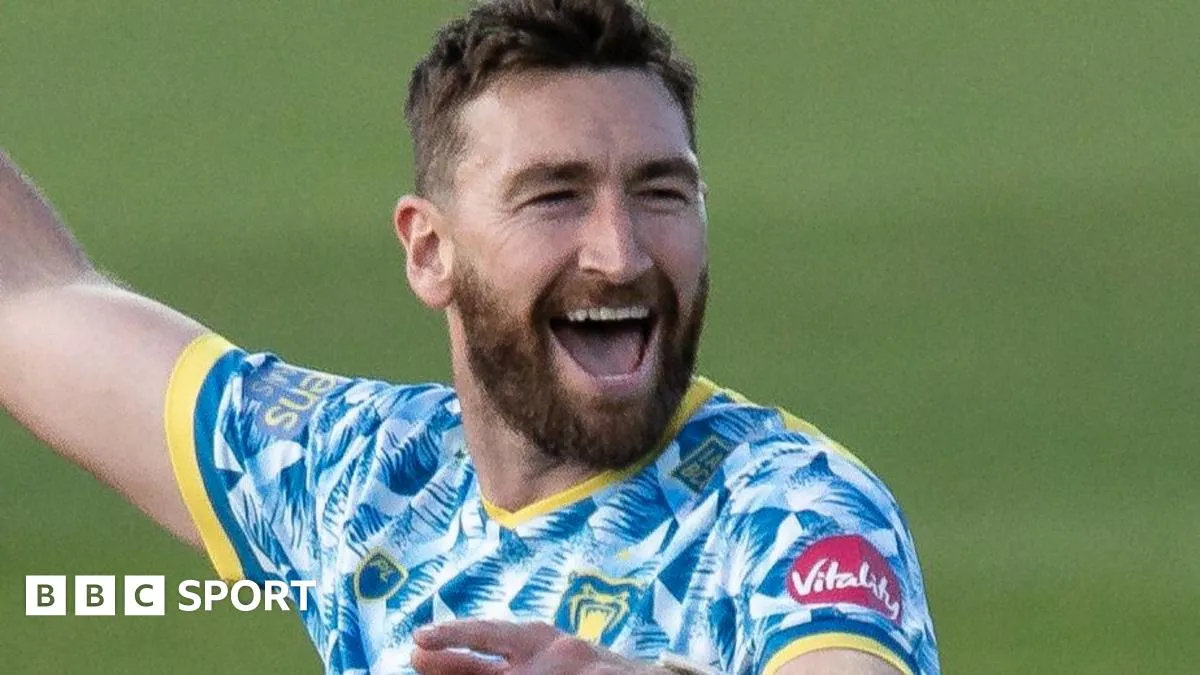 Gleeson signs new T20 deal with Birmingham Bears