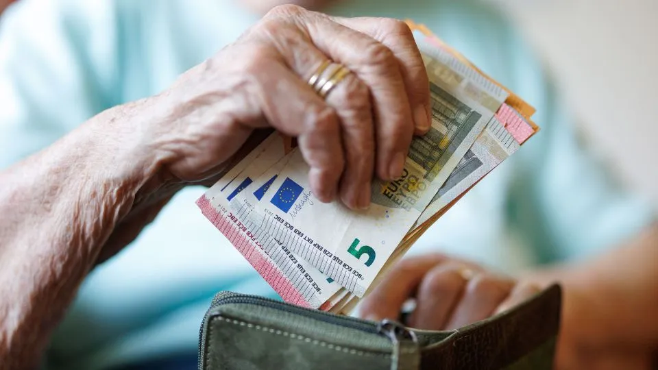 ‘Keep calm and carry cash’: Banknotes at home are key to preparing for crises like war, study shows