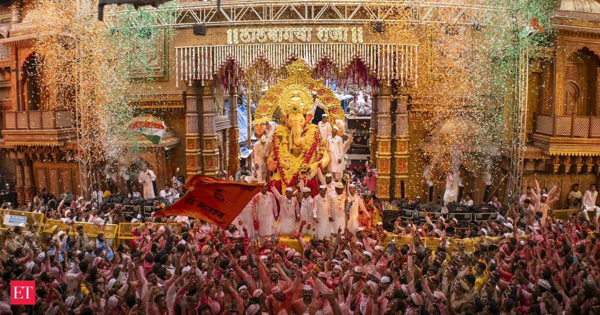 Amid rain, thousands throng Mumbai seafront to bid adieu to Lalbaugcha Raja