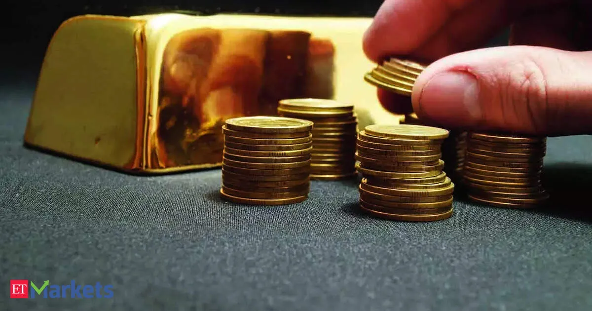 Gold prices hold near record high as Fed rate cut bets, dollar weakness fuel rally. Analysts predict Rs 1.09 lakh target