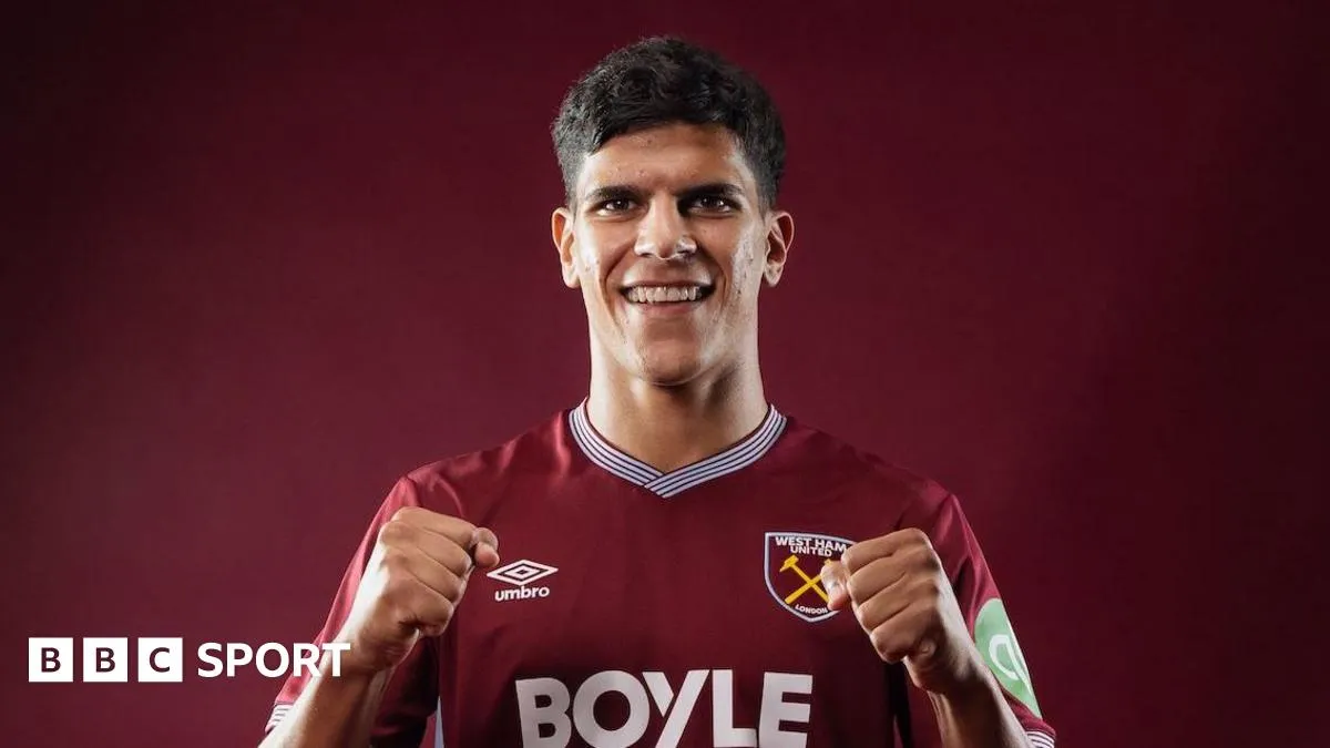 West Ham sign Southampton midfielder Fernandes