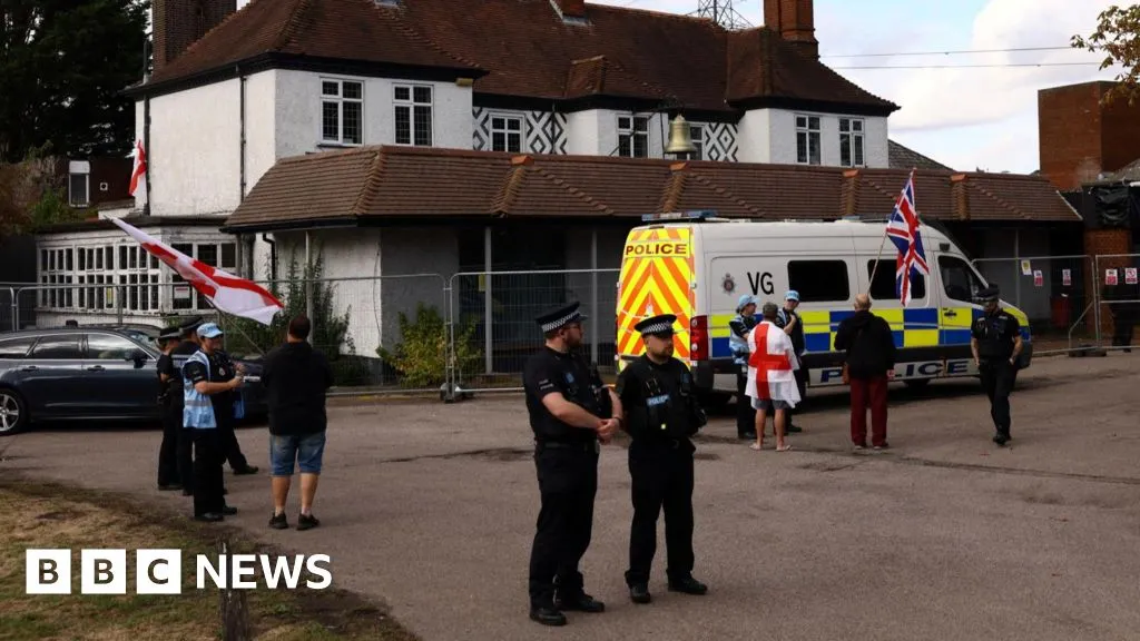 Police make three arrests during Epping protest