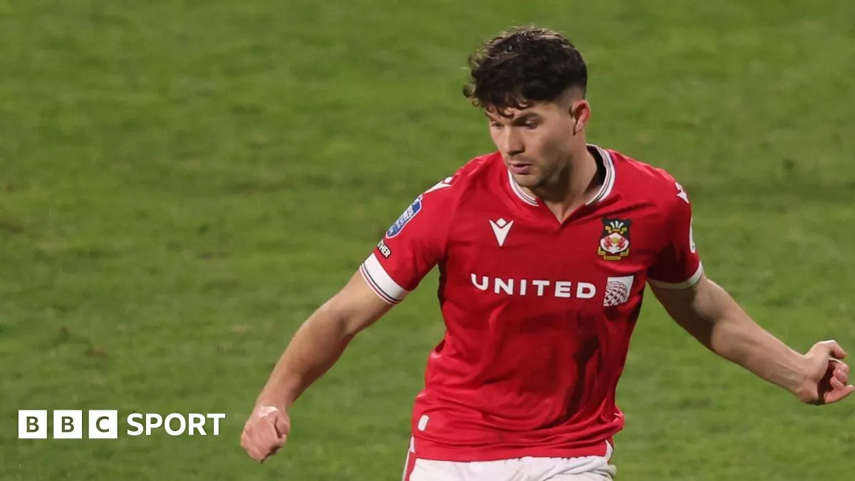 Fleetwood sign ex-Wrexham midfielder Davies