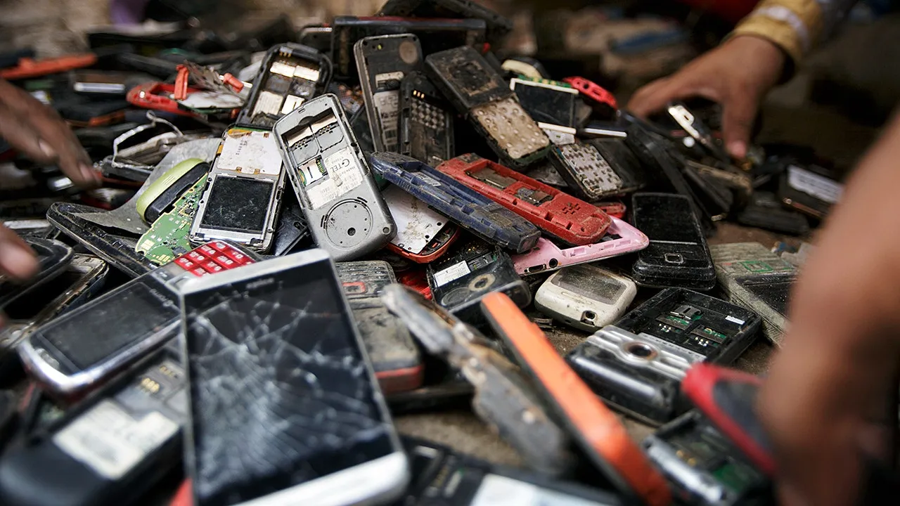 Scientists extract silver from e-waste using cooking oil