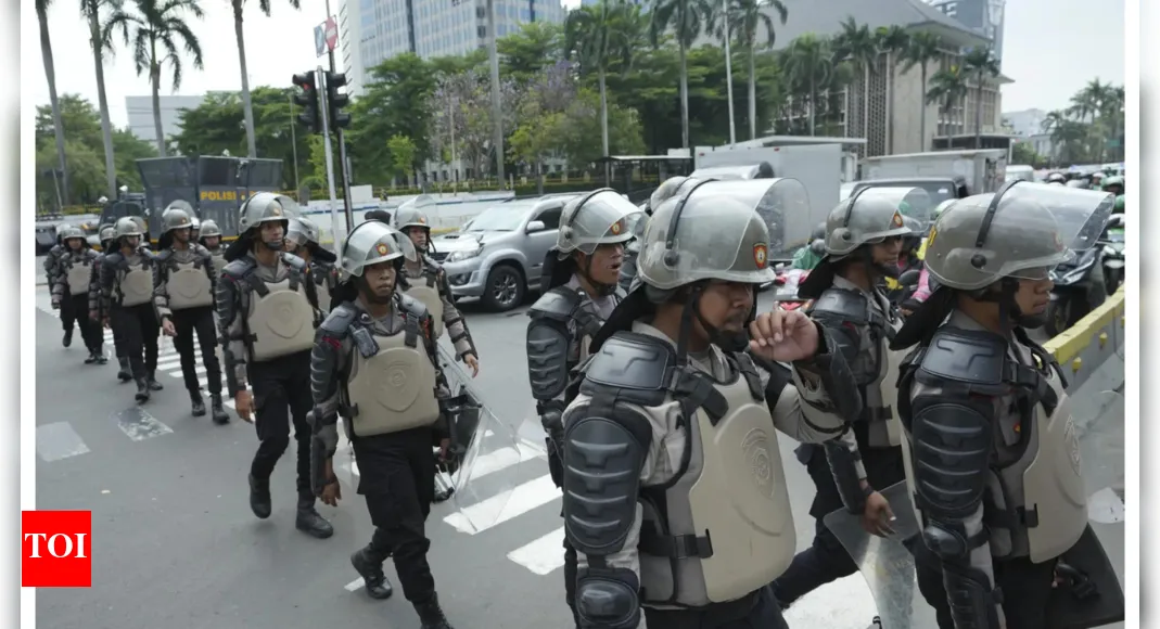 Indonesia building collapse kills 3, injures dozens: disaster official